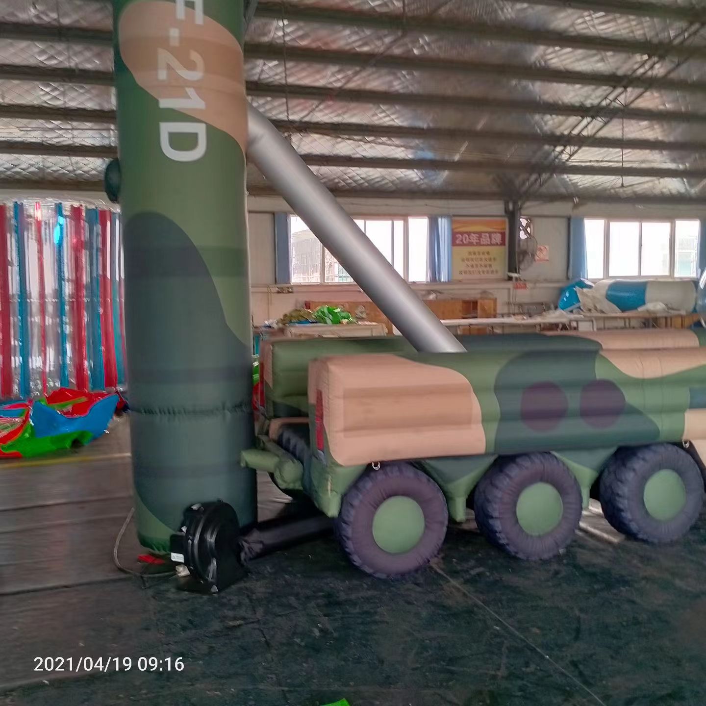 孙吴军事演习中的充气目标车辆：模拟发射车雷达车坦克飞机